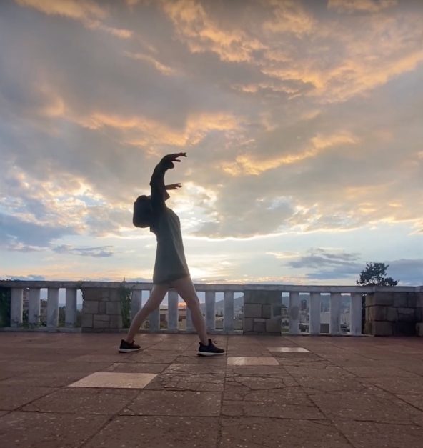 Noia fent una dansa ritual per invocar la pluja