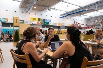 Fotografia d'arxiu d'una de les activitats a la Llotja durant FiraTàrrega 2023 (Autora Núria Boleda - FiraTàrrega)